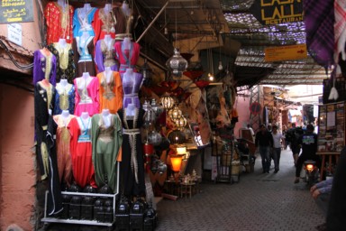 値引き交渉を楽しむマラケシュの市場