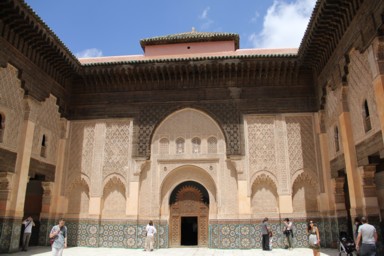 装飾が美しいマラケシュの学校の外観