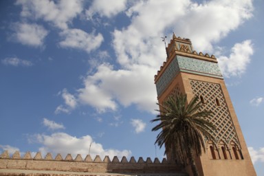 モスクから流れるアザーンが響く夕暮れ時