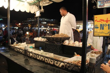 屋台で提供されるエスカルゴを食べる体験