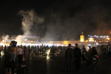 マラケシュの広場の屋台から煙が上がり人が集まる夜の光景