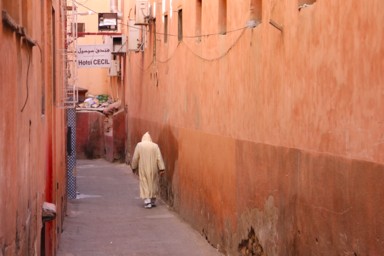 民族衣装に親しみを感じるマラケシュの街角