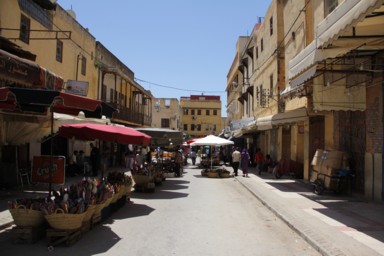 昼下がりの市場が静まり返る様子