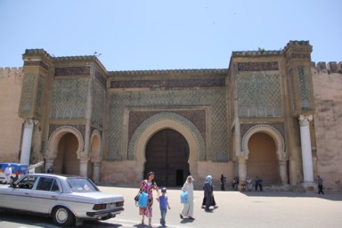 メクネスの城壁と門が残る歴史的都市景観。