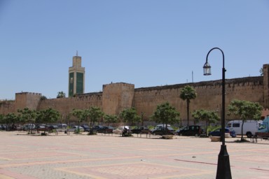 モスクの祈りの時間に外で待つ観光客