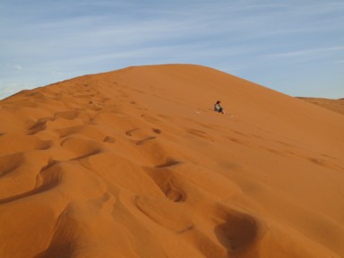 早朝の砂漠を裸足で歩く静かな時間