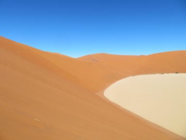 抽象画のような砂漠の風景