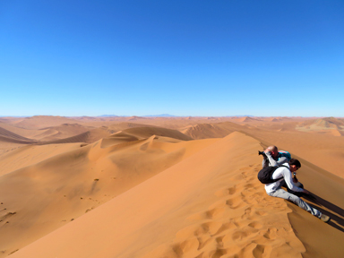 砂丘の頂上で感じる達成感