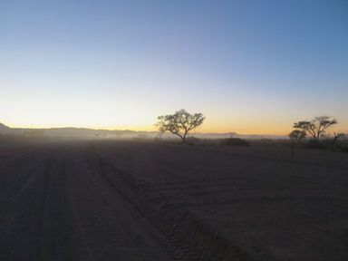 静かな砂漠の夜と夜明けの風景