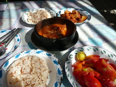 エジプト料理のご飯と煮物料理の光景