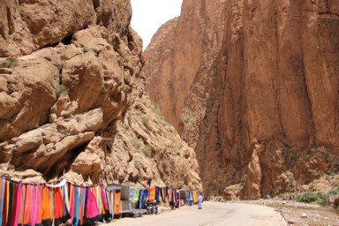 谷底にある薄暗いレストランの静けさ