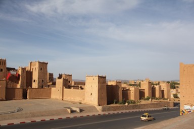 絶景を探して歩く旅人の姿