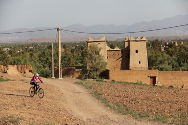 旅人の非日常と地元の人の日常が交差する瞬間