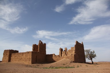自然と人の造形が交差する風景