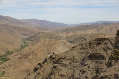 峠の上下で変わらぬ壮大な風景