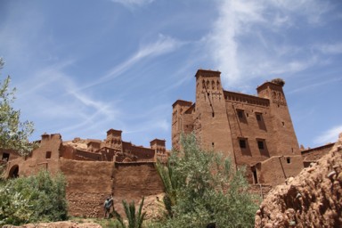 住人がわずかに残る歴史ある村の一角