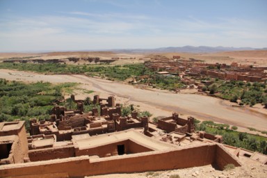 村の高台から見下ろす幻想的な景色