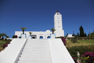 青と白で彩られたモスクの外観