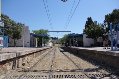 駅も電車も青と白で統一されたデザイン