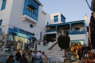 夕暮れ時の静けさが訪れる街の表情