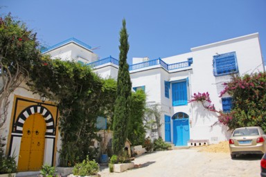 青と白の中に現れる意外な色のアクセント