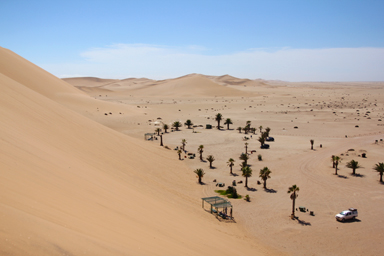 砂丘に登る旅人の決意