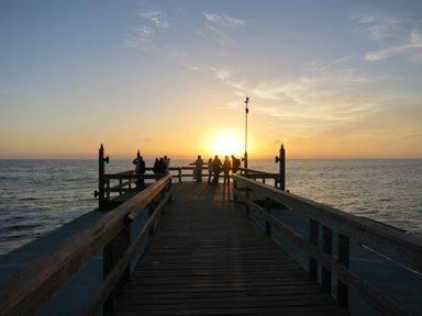 足元がすき間だらけの特等席に座る