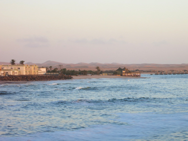 海と町と砂漠を見渡す風景