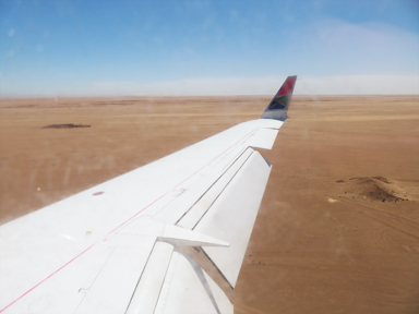 砂漠に着陸する飛行機の体験