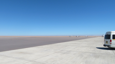 砂漠のど真ん中にある飛行場