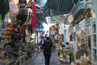 チュニス旧市街の両脇に店が並ぶ細い路地