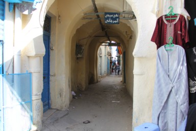 分かれ道が多いチュニスの路地裏