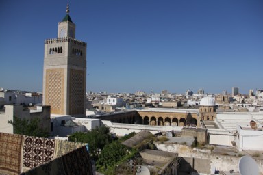 礼拝の時間に静けさを取り戻す商店街