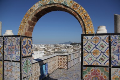 空にかかる花のアーチが彩る通り