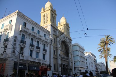 チュニス中心部に建つ立派な教会の外観