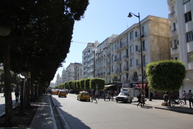 タクシーを使わず歩いて街を楽しむ旅人