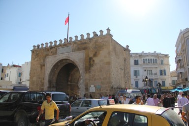 旧市街の門をくぐると広がる活気ある風景