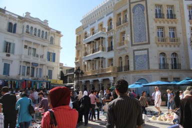 屋台の煙と香りが漂うチュニスの市場