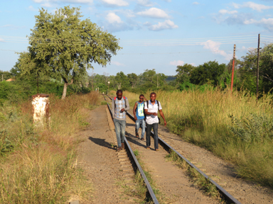 線路の上を歩く人々の風景