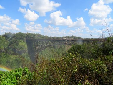 虹が見える国境の橋の風景