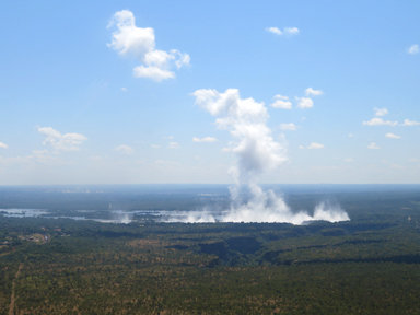 下に落ちる滝に驚かされる瞬間