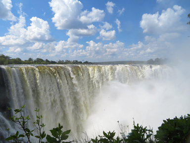 対岸から眺める豪快の落ちるヴィクトリアの滝