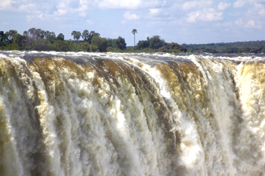 全身で体感するヴィクトリアの滝の水しぶき