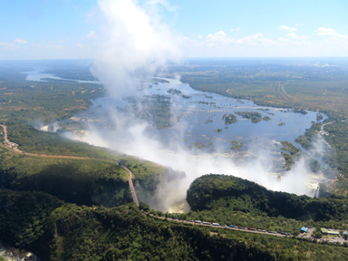 手が届きそうなヴィクトリアの滝の雲