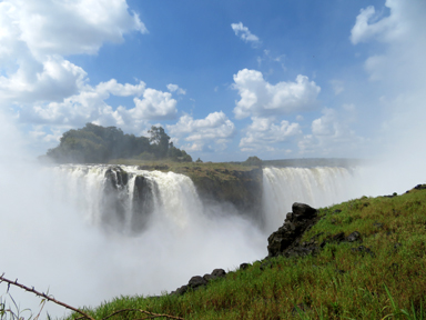 乾季と雨季で表情が変わる滝の迫力
