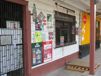 ベリーズシティの鉄格子がしてある雑貨屋の光景