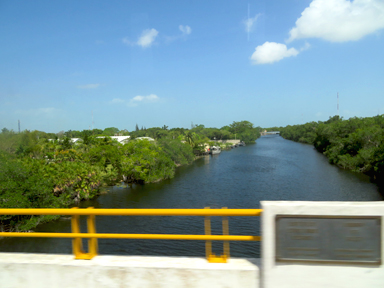 ベリーズシティの国境を越えてメキシコへ川を渡る光景