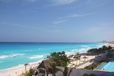 カンクンの他とは違う真っ青な海