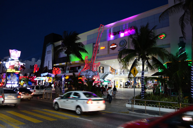 夜のカンクンに響くビートの音