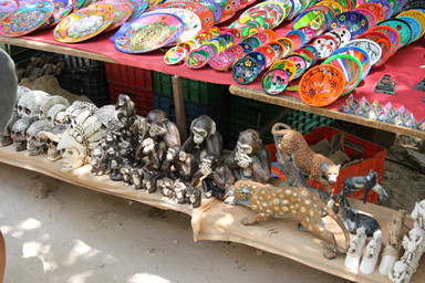 三猿を売る陽気な露店のおじさん